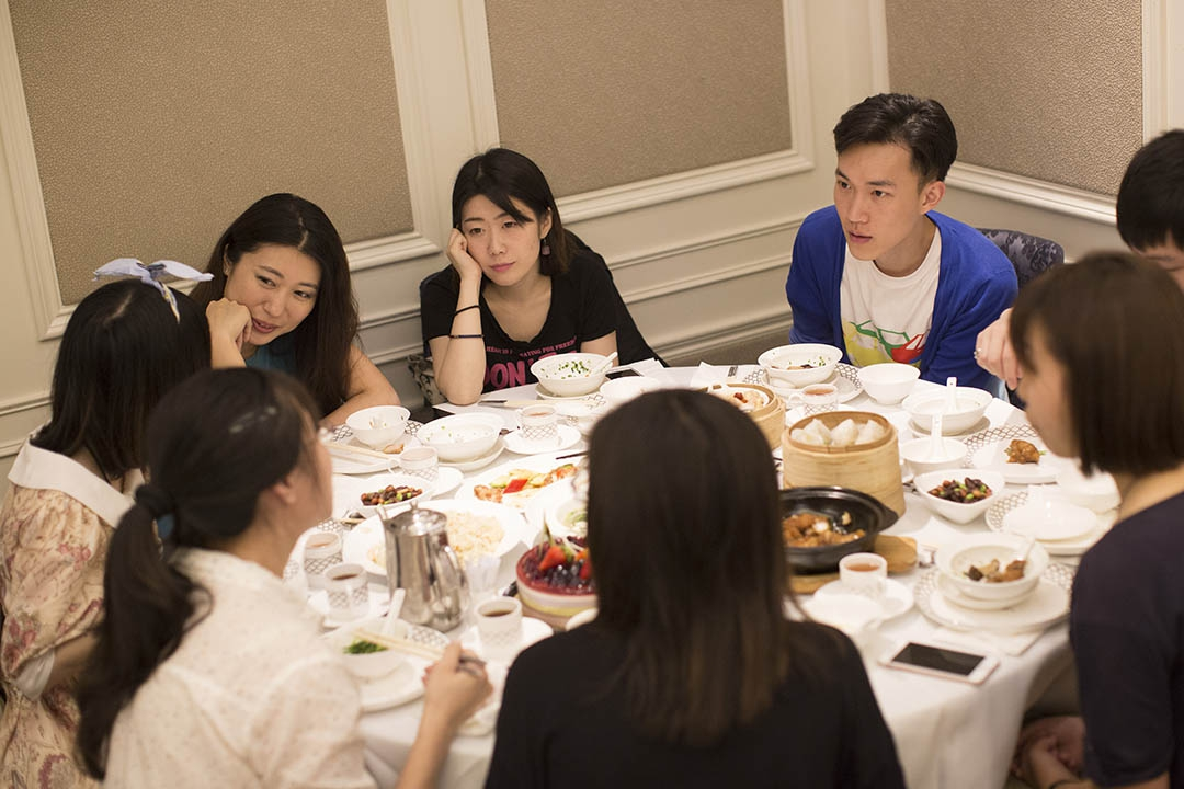 Đi họp lớp, tôi nói vẫn ở nhà thuê, còn các bạn khoe sở hữu hàng loạt bất động sản: Về đến nhà, tôi đơ người vì 1 dòng tin nhắn cả đời không thể quên- Ảnh 1.
