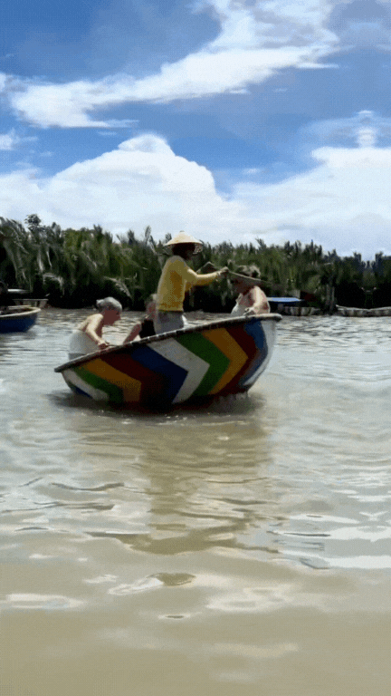 Khách Tây nôn xanh mặt vì đi phương tiện này ở Hội An, ai nấy cũng phải thốt lên: "Kinh khủng tới như vậy luôn hả?"- Ảnh 1.