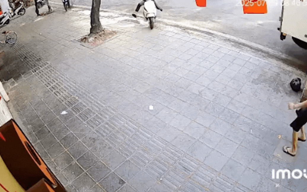 Vụ ô tô đâm liên hoàn 10 xe máy trên phố Hà Nội: 1 nạn nhân vừa tử vong, đang lấy lời khai nữ tài xế- Ảnh 1.