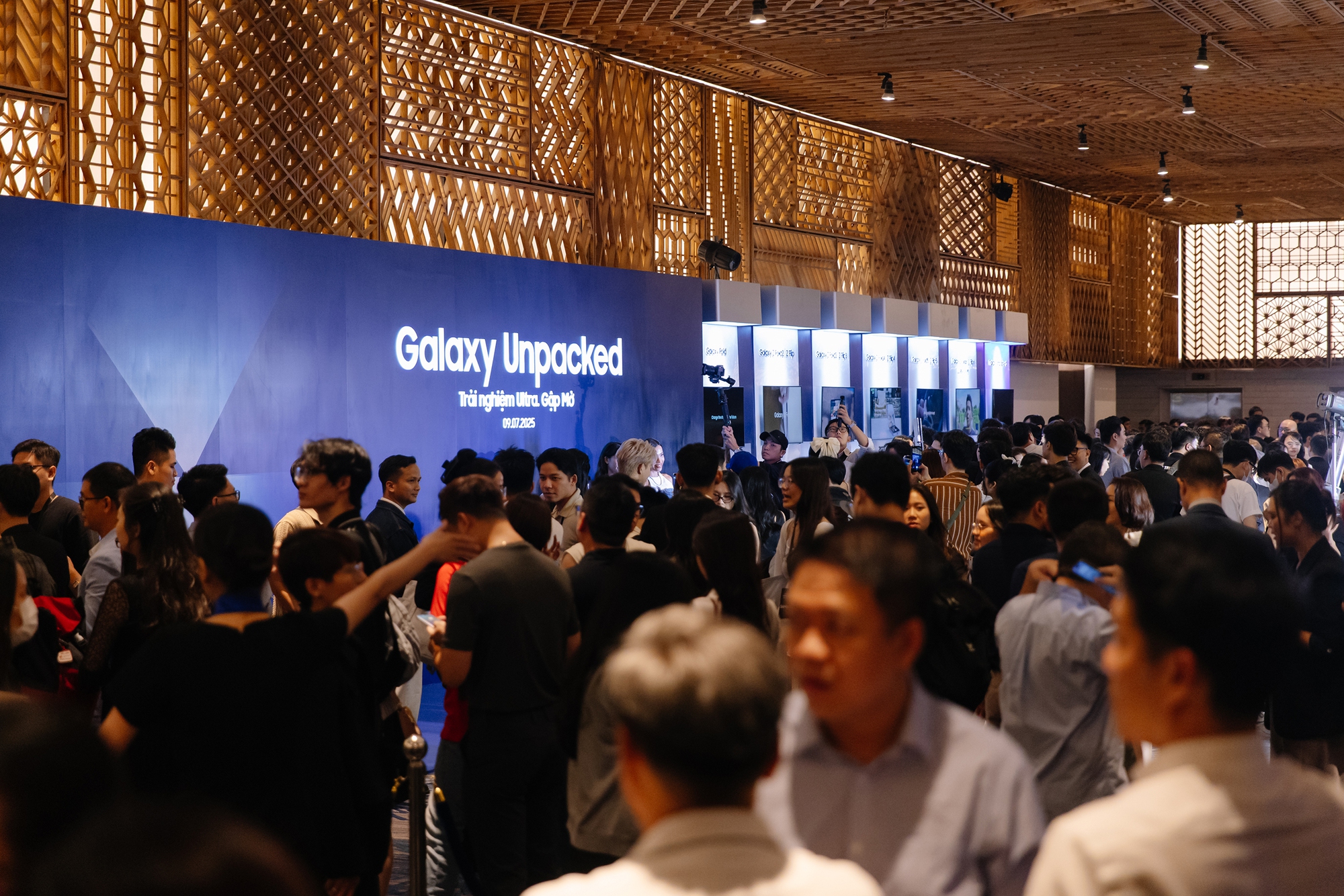 Tóc Tiên, Minh Hằng cùng loạt influencer Việt khuấy đảo sự kiện, hào hứng trải nghiệm smartphone gập mở Galaxy Z Fold7, Galaxy Z Flip7- Ảnh 1.