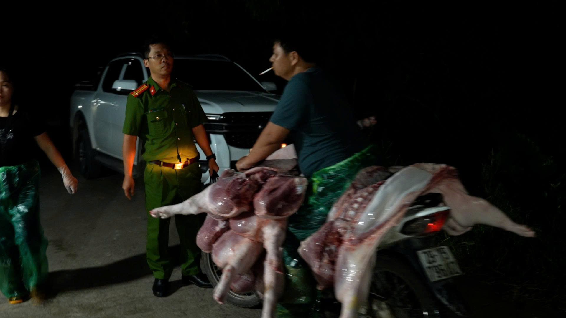 Chi tiết "đường đi" của 50 con heo bệnh được tuồn vào các nhà hàng, chợ ở Hà Nội mỗi ngày- Ảnh 3.