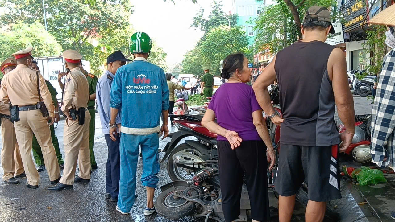 Hiện trường vụ nữ tài xế ô tô tông hàng loạt xe máy trên phố Hà Nội, nhân chứng kể lại khoảnh khắc kinh hoàng- Ảnh 1.