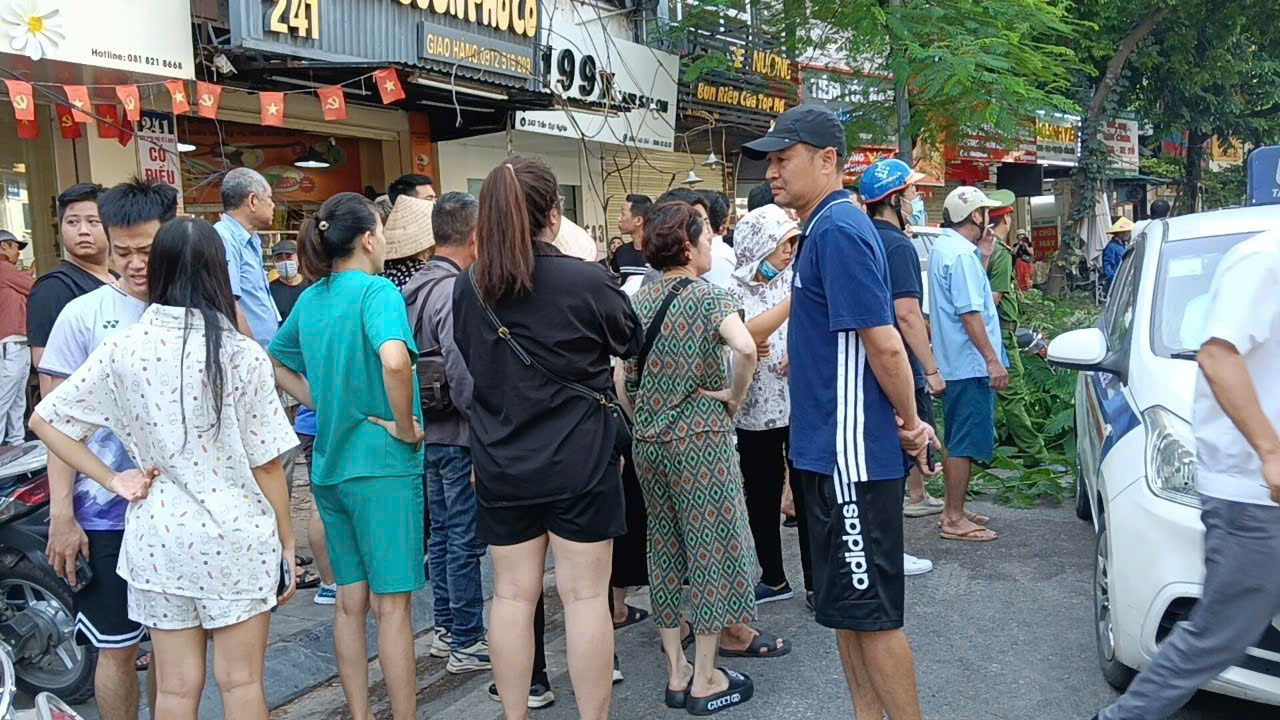 Hiện trường vụ nữ tài xế ô tô tông hàng loạt xe máy trên phố Hà Nội, nhân chứng kể lại khoảnh khắc kinh hoàng- Ảnh 9.