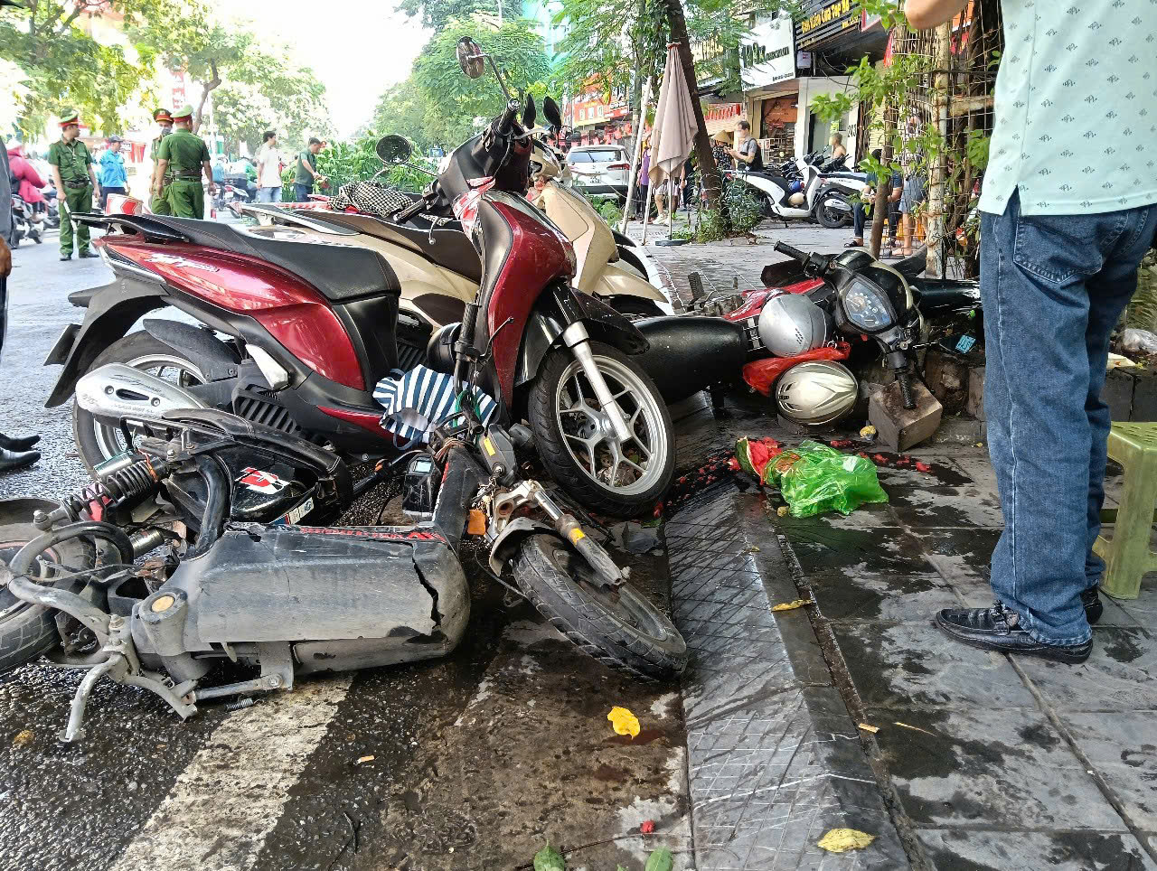 Hiện trường vụ nữ tài xế ô tô tông hàng loạt xe máy trên phố Hà Nội, nhân chứng kể lại khoảnh khắc kinh hoàng- Ảnh 2.