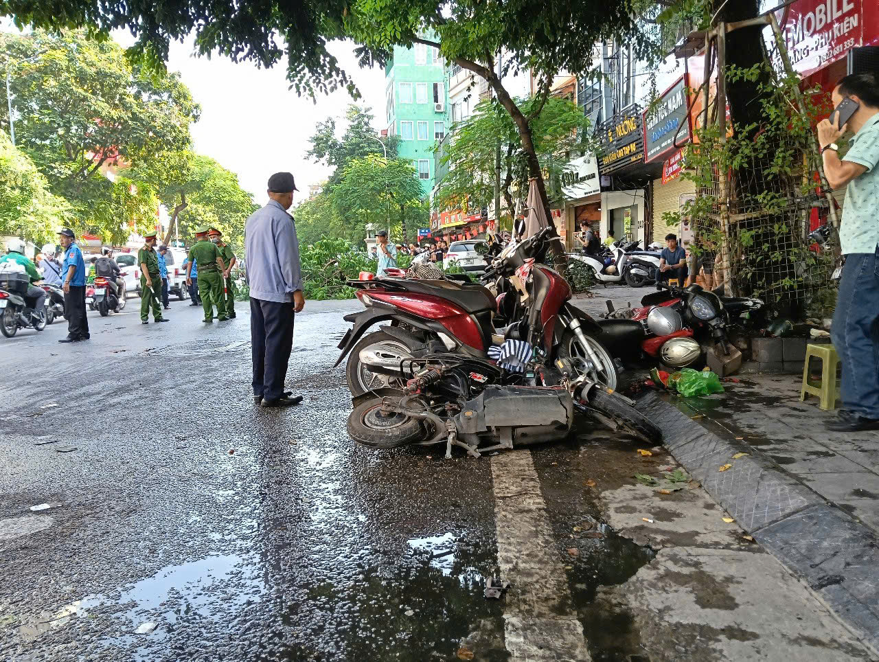 Hiện trường vụ nữ tài xế ô tô tông hàng loạt xe máy trên phố Hà Nội, nhân chứng kể lại khoảnh khắc kinh hoàng- Ảnh 3.