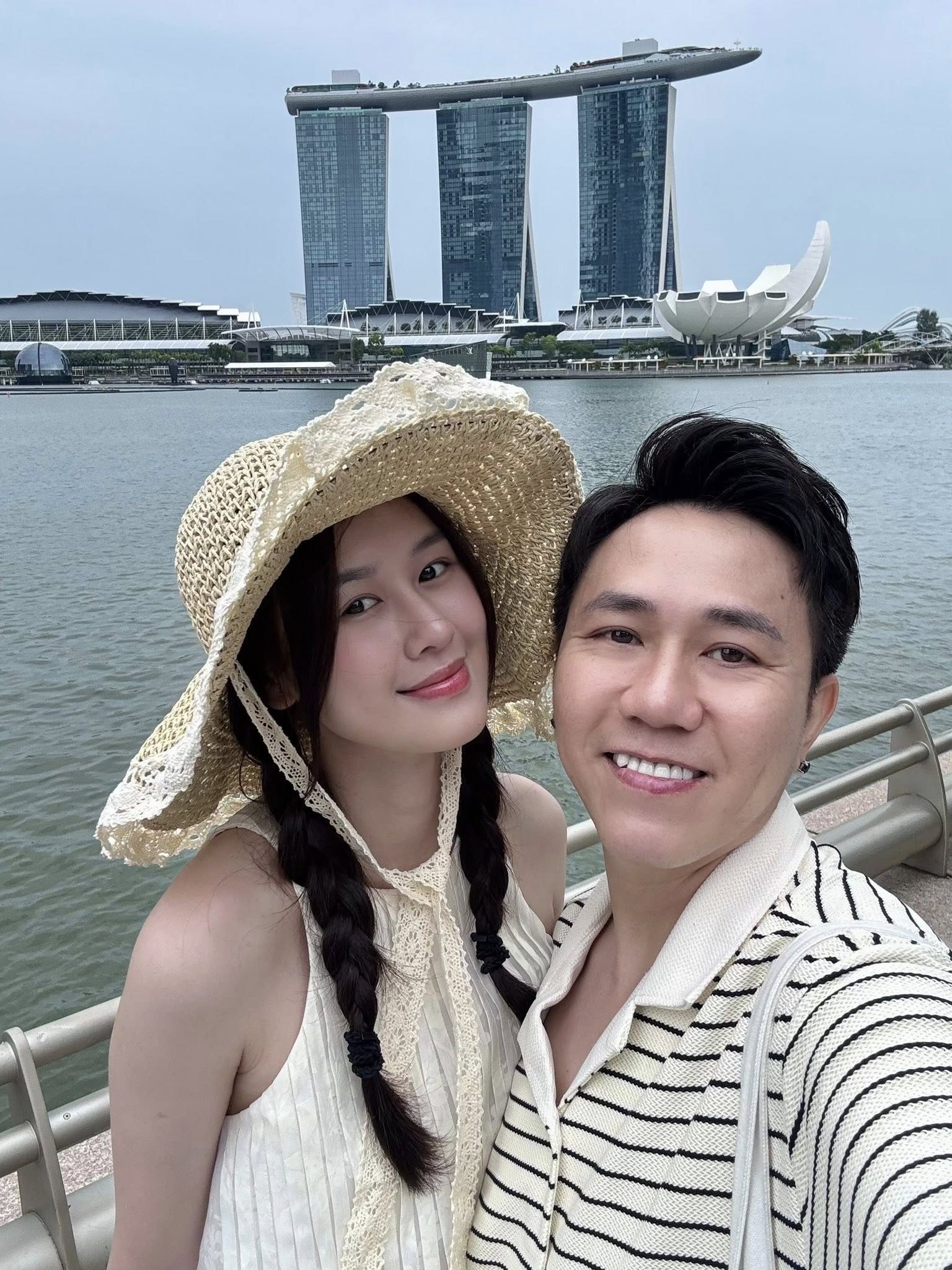 Vợ Anh Đức suýt bị xe đụng, biểu cảm liếc xéo sau đó thổi bùng tranh cãi!- Ảnh 4.