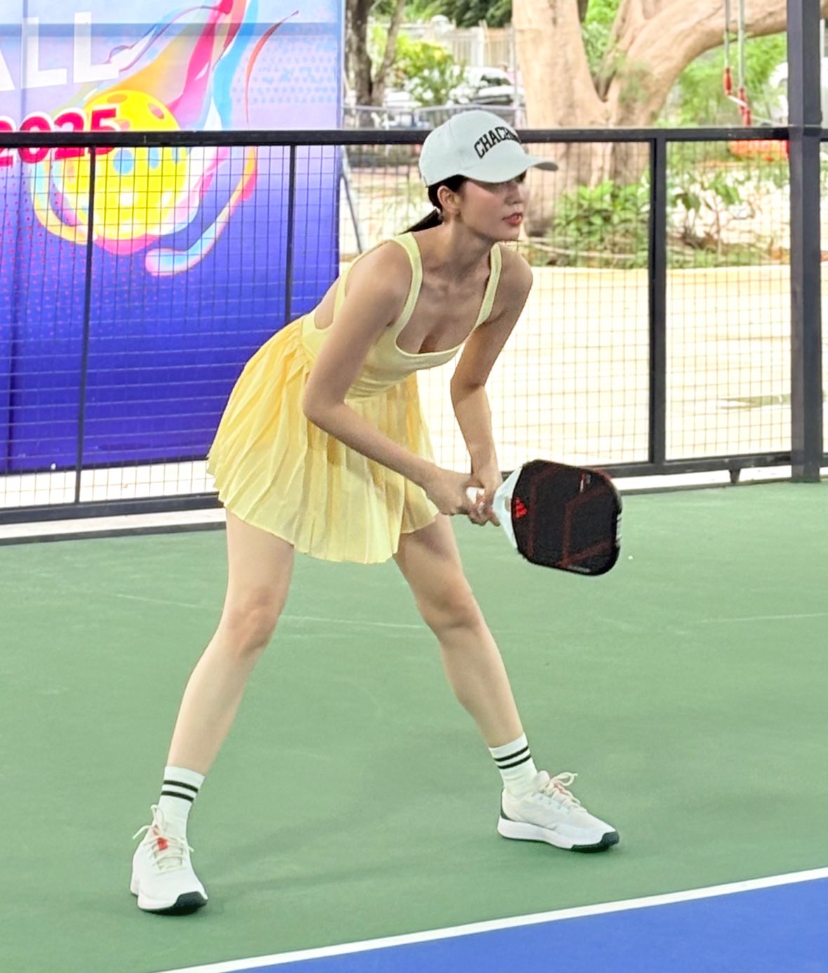 Ngọc Trinh khoe dáng nuột nà “đốt mắt” trên sân pickleball, outfit hở bạo lại gây tranh cãi dữ dội- Ảnh 1.