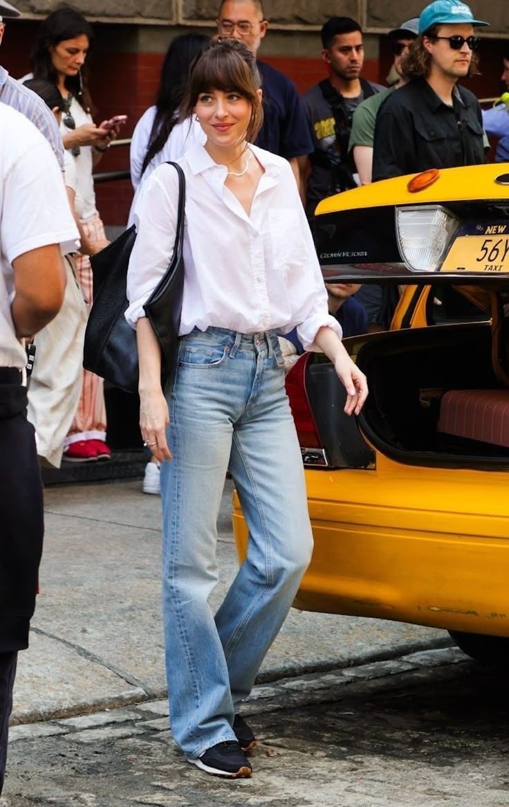 Mỹ nhân 50 Sắc Thái hớp hồn mọi ánh nhìn trên phố dù chỉ mặc áo sơ mi + quần jeans siêu cơ bản!- Ảnh 1. Mỹ nhân 50 Sắc Thái hớp hồn mọi ánh nhìn trên phố dù chỉ mặc áo sơ mi + quần jeans siêu cơ bản!- Ảnh 1.