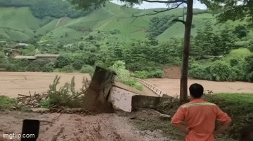 Kinh hoàng khoảnh khắc cây cầu bị nước lũ cuốn trôi ở Sơn La, người dân hô hoán bỏ chạy thoát nạn- Ảnh 1.