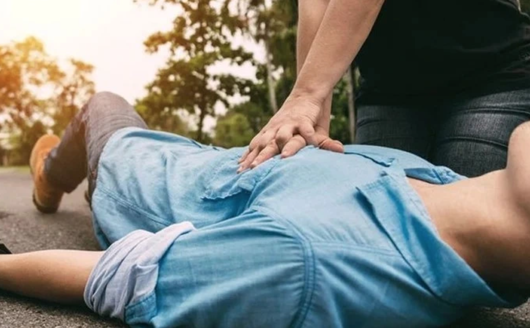 Bác sĩ 27 tuổi đang khỏe mạnh bỗng qua đời vì ngừng tim: Chuyên gia gióng lên hồi chuông cảnh báo- Ảnh 1.