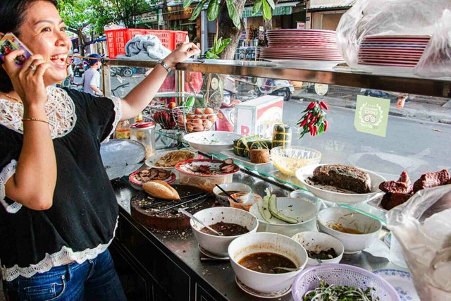 Khách Tây nhận xét về 1 món của Việt Nam: Vừa rẻ vừa 'ngon nhất thế giới', chúng tôi ăn không biết chán- Ảnh 4.
