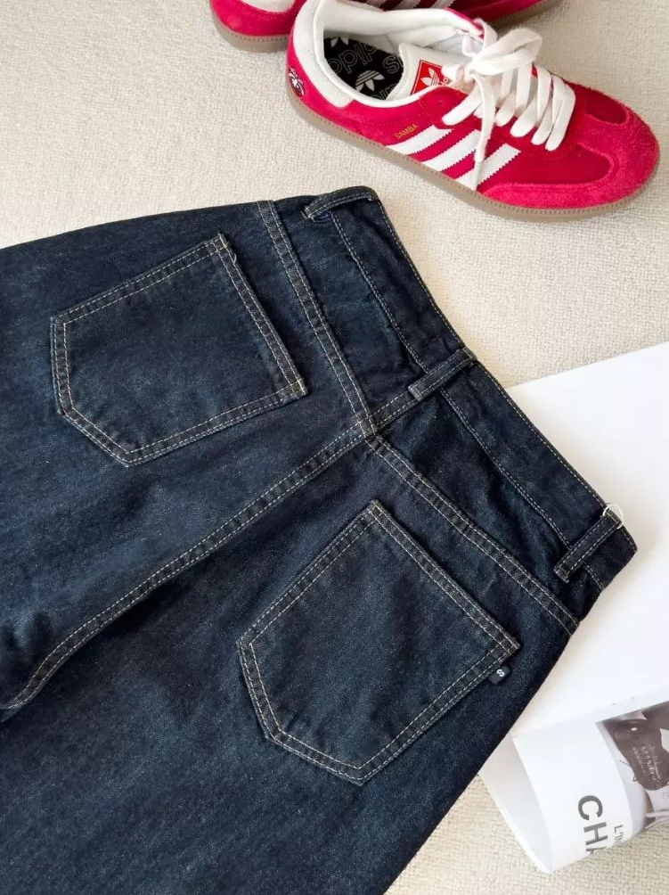 Mỹ nhân 50 Sắc Thái hớp hồn mọi ánh nhìn trên phố dù chỉ mặc áo sơ mi + quần jeans siêu cơ bản!- Ảnh 14. Mỹ nhân 50 Sắc Thái hớp hồn mọi ánh nhìn trên phố dù chỉ mặc áo sơ mi + quần jeans siêu cơ bản!- Ảnh 14.