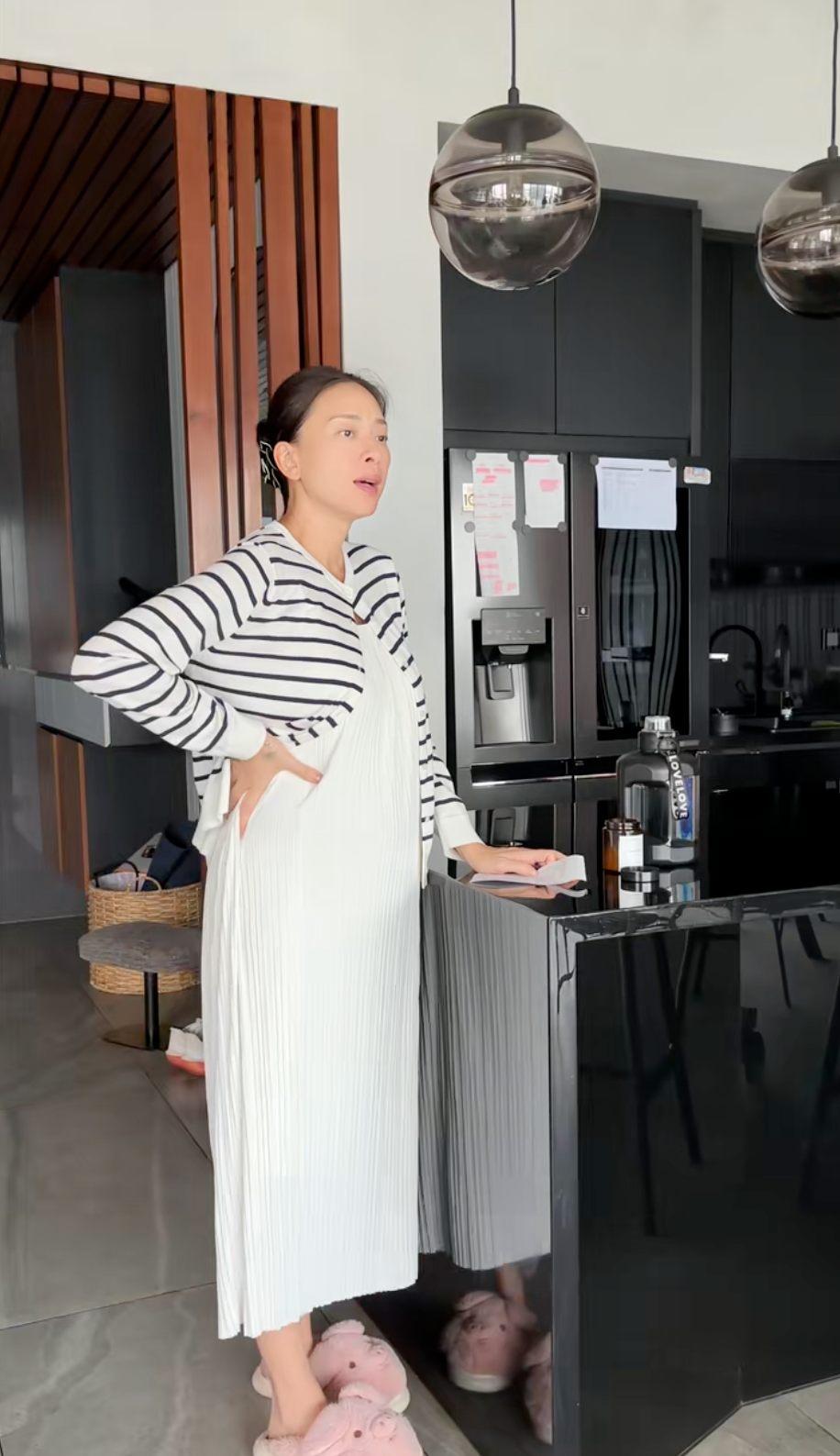 Ngô Thanh Vân mê tít váy trắng dáng suông thời gian bầu bí- Ảnh 1.