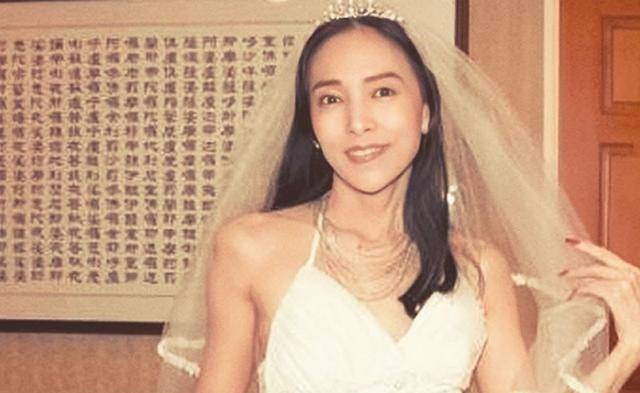 "Nữ hoàng thượng lưu" thị phi nhất nhì showbiz: Kết hôn lúc 19 tuổi vì bị cưỡng ép, trải qua 5 cuộc hôn nhân cuối cùng kết thúc trong cay đắng- Ảnh 4.