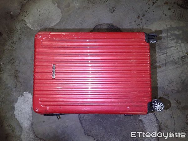 Người dân bàng hoàng phát hiện bí mật động trời bên trong chiếc vali đỏ kích thước 27 inch bên bờ mương- Ảnh 1.