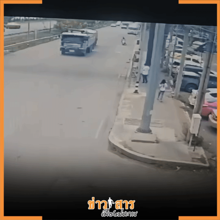 Đang đứng trên vỉa hè, người đàn ông bị rơ moóc đâm trúng, camera ghi lại khoảnh khắc ám ảnh- Ảnh 1.