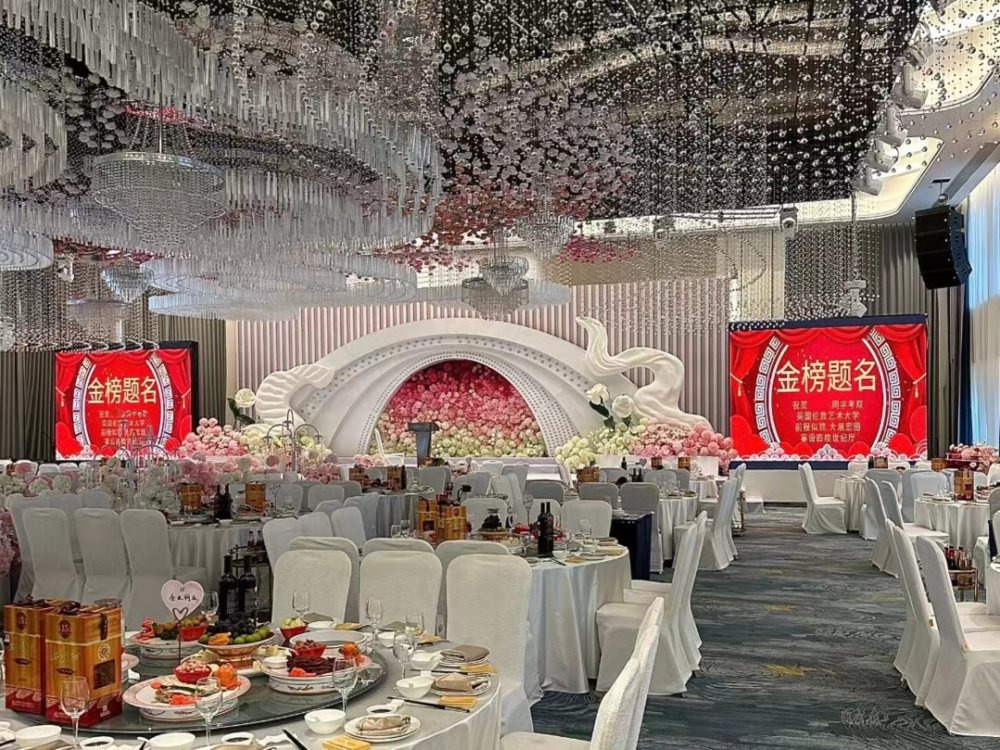 Con đỗ ĐH, cha mẹ bày 30 mâm cỗ nhưng chỉ thu về 8 triệu tiền mừng: Lên mạng than vãn còn bị mắng "đáng đời"- Ảnh 1. Con đỗ ĐH, cha mẹ bày 30 mâm cỗ nhưng chỉ thu về 8 triệu tiền mừng: Lên mạng than vãn còn bị mắng "đáng đời"- Ảnh 1.