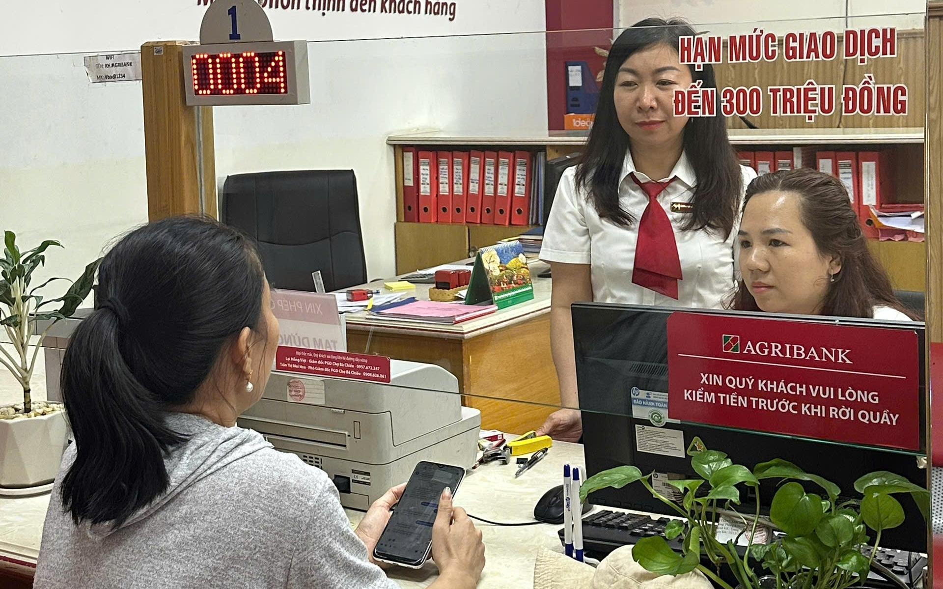 Không có tài khoản, người phụ nữ đến PGD ngân hàng để chuyển 22 triệu đồng, nhân viên Agribank thấy bất thường liền thử tra từ khóa trên mạng rồi tạm dừng giao dịch- Ảnh 1.