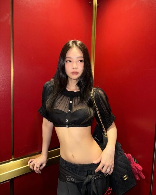 Jennie (BLACKPINK) xóa gấp ảnh lau người nóng Jennie (BLACKPINK) xóa gấp ảnh lau người nóng