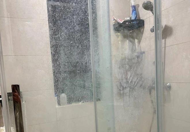 Ngày càng nhiều gia đình bỏ lắp kính phòng tắm vì sợ nổ, 2 giải pháp lên ngôi đảm bảo an toàn, ít rủi ro- Ảnh 2.