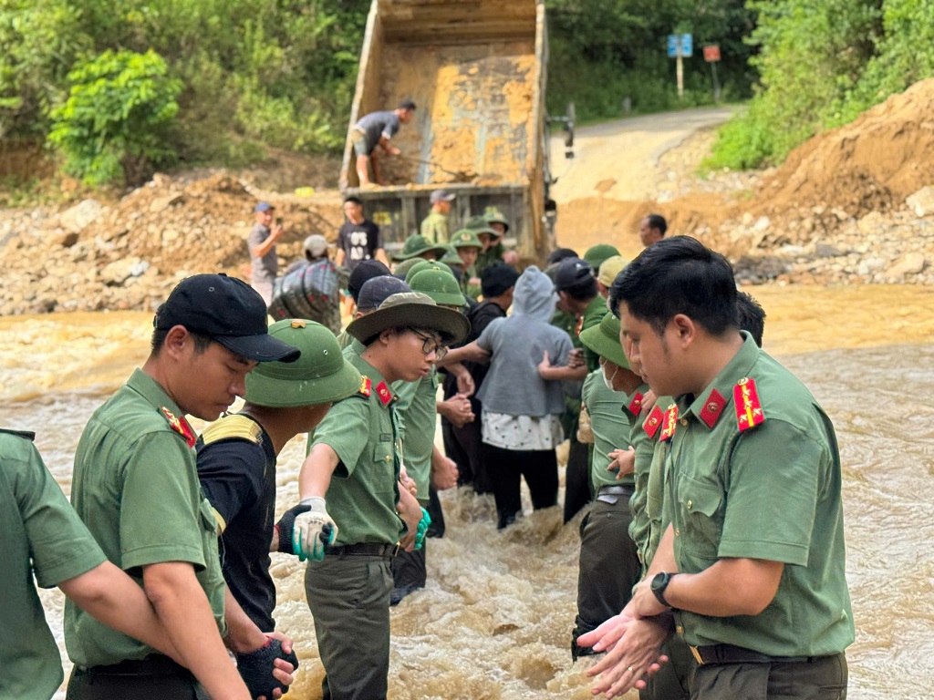 Hình ảnh chạm đến triệu trái tim: Các chiến sĩ công an xếp thành "hàng rào sống" giữa lũ dữ, đưa sản phụ đi sinh an toàn- Ảnh 2.