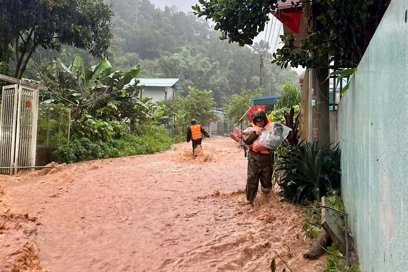 Lũ quét rạng sáng ở Điện Biên, hai trẻ bị vùi lấp, nhiều nhà cuốn trôi- Ảnh 2.