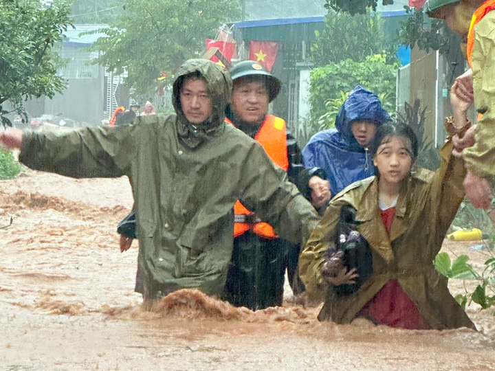 Mưa lũ dâng nhanh, hàng trăm hộ dân ở Sơn La và Điện Biên phải sơ tán khẩn cấp- Ảnh 1.