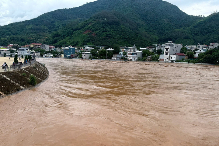 Mưa lũ dâng nhanh, hàng trăm hộ dân ở Sơn La và Điện Biên phải sơ tán khẩn cấp- Ảnh 2.