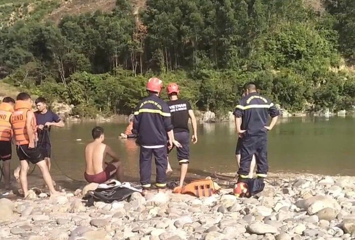 Trượt chân ngã khi đang lội suối, 2 sinh viên ở Đà Nẵng mất tích- Ảnh 1.