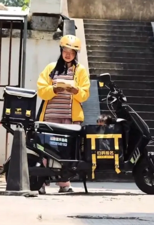 Nhói lòng người mẹ đặt con gái bị ung thư vào thùng giao hàng, rong ruổi dưới trời nắng 40 độ C để mưu sinh- Ảnh 1.