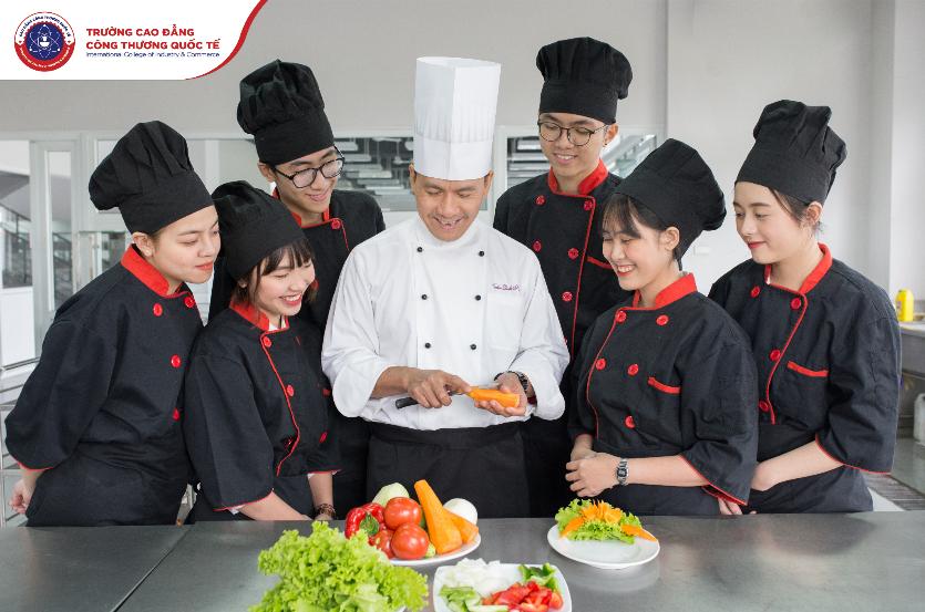 Khám phá phòng thực hành chuẩn “5 sao” của sinh viên Cao đẳng Công thương Quốc tế- Ảnh 3.