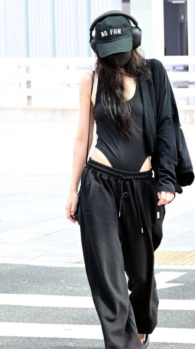 Jennie (BLACKPINK) xóa gấp ảnh lau người nóng Jennie (BLACKPINK) xóa gấp ảnh lau người nóng