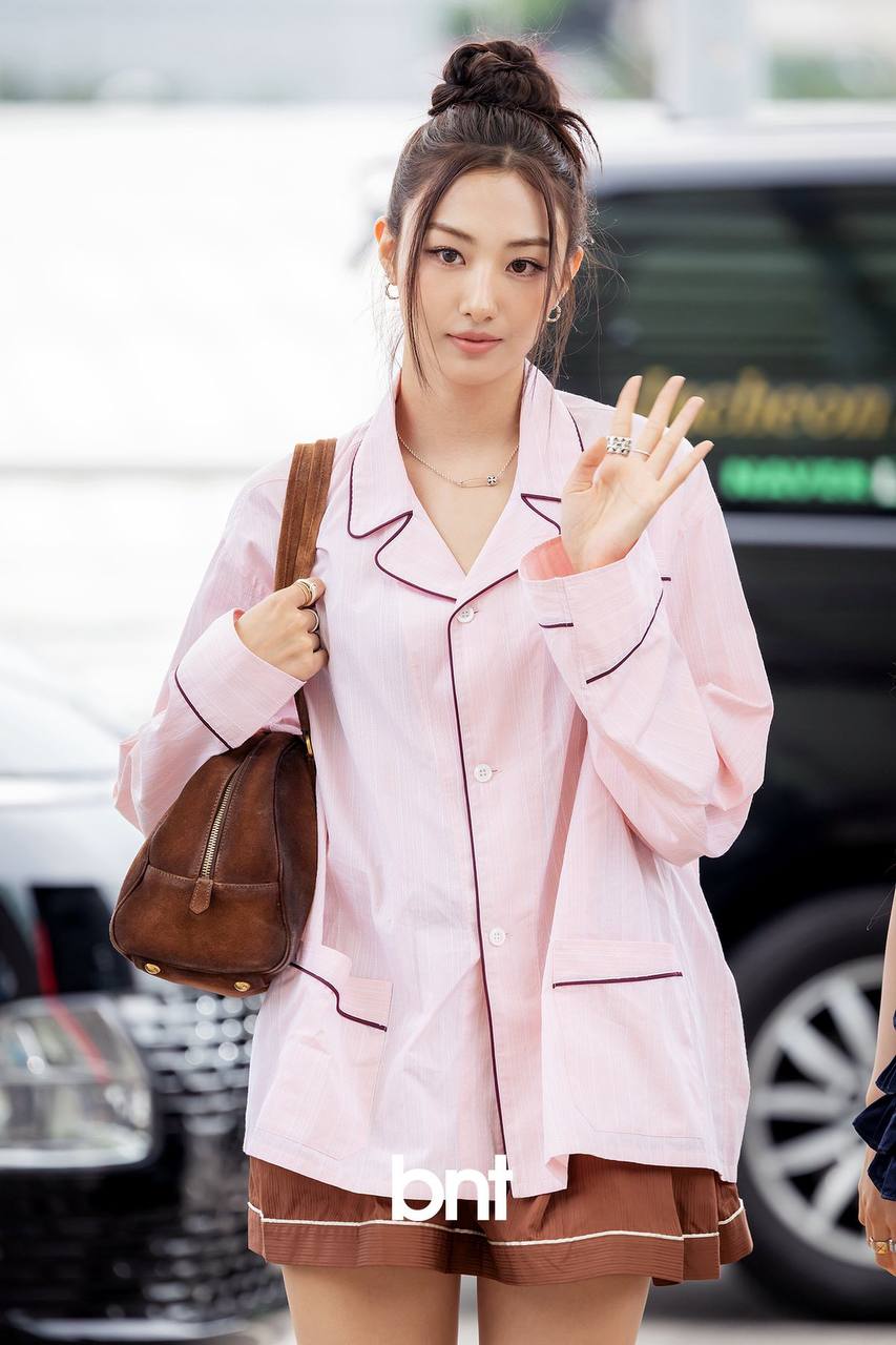 "Bản sao Park Min Young" mặc đồ ngủ ra sân bay, Dispatch khen hết lời- Ảnh 2.