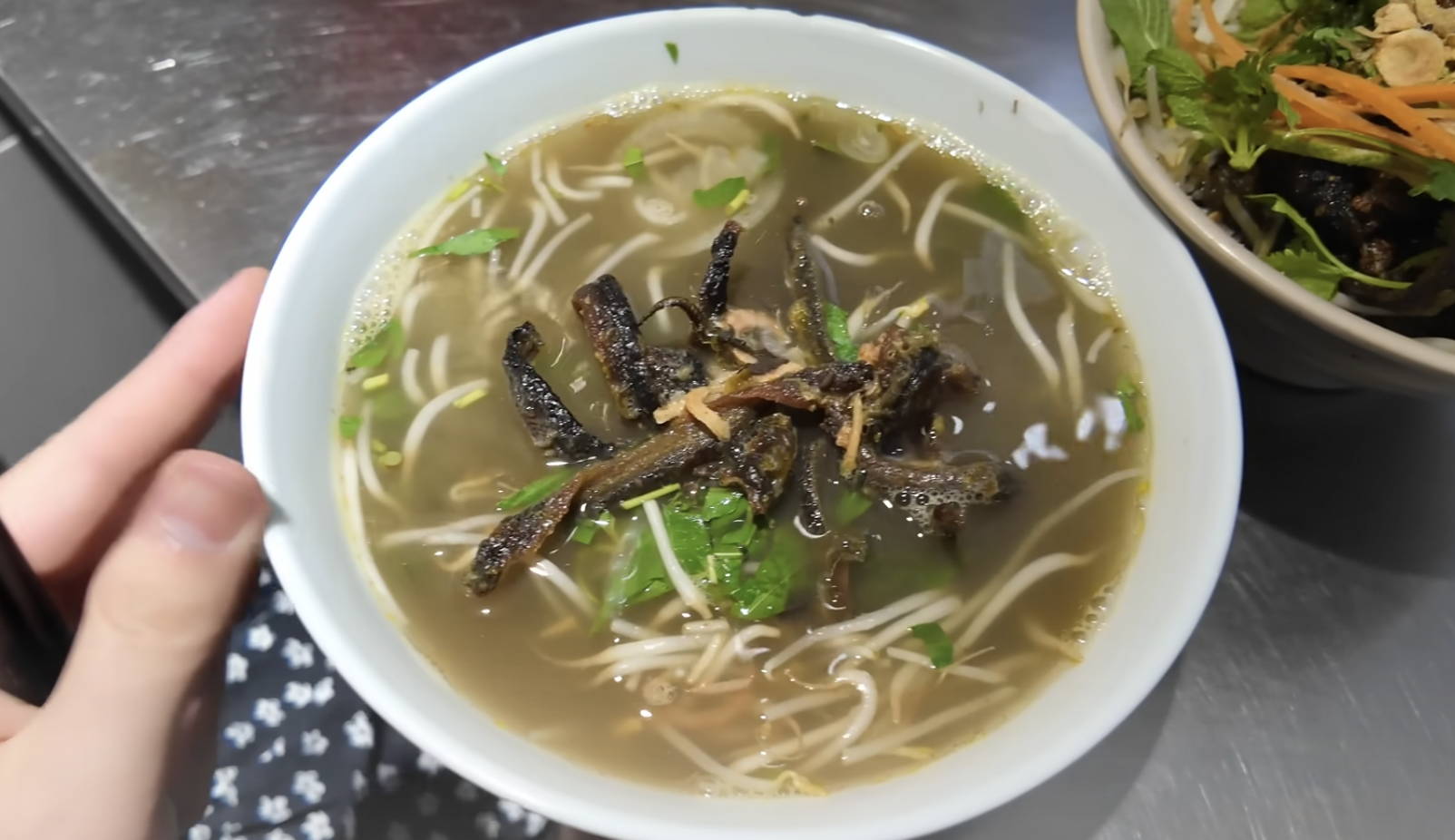 Khách Trung Quốc lần đầu ăn 1 loại miến Việt Nam, "hốt hoảng" vì 3 thứ này quá ngon- Ảnh 2.