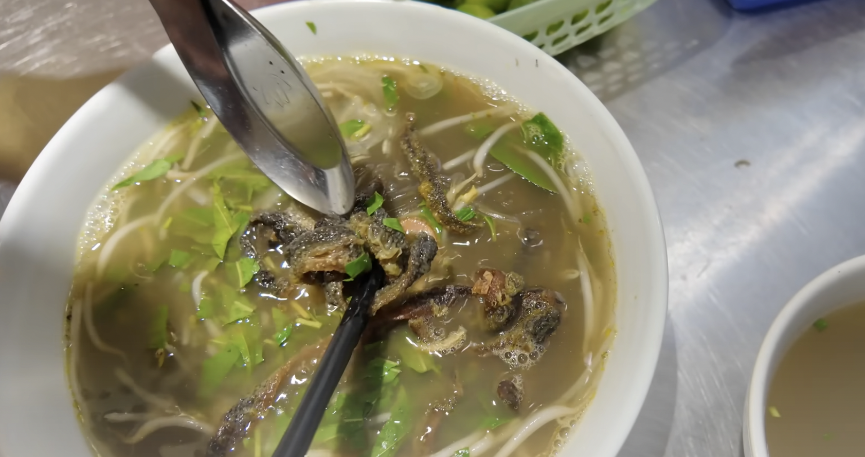 Khách Trung Quốc lần đầu ăn 1 loại miến Việt Nam, "hốt hoảng" vì 3 thứ này quá ngon- Ảnh 6.