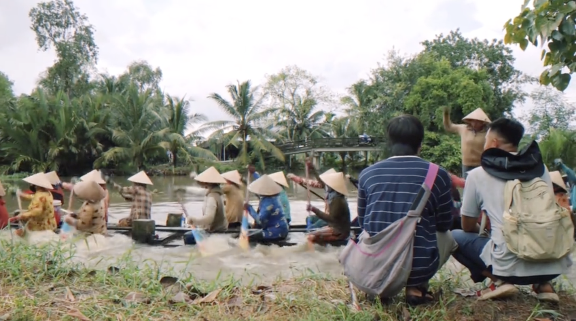 Điệu nhảy trên mũi thuyền gây sốt đã đến Việt Nam, nhưng dân tình lại tranh cãi dữ dội vì hình ảnh khác thường- Ảnh 6.