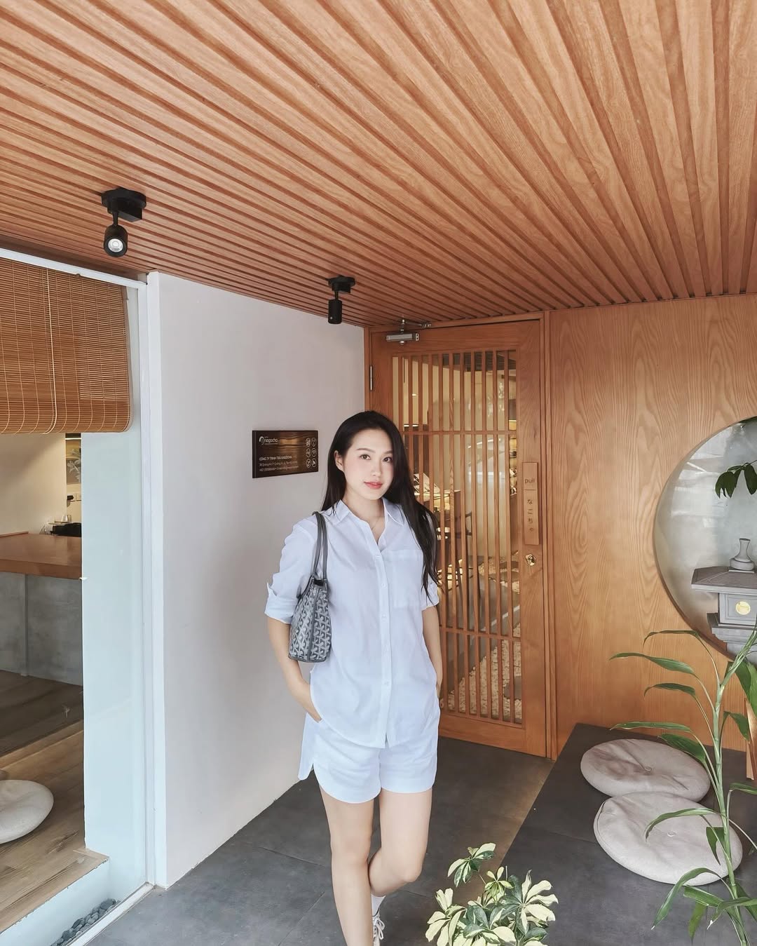 Tiểu thư Doãn Hải My mê áo sơ mi như điếu đổ, luôn ưu tiên tông màu sáng để tôn da và hack dáng- Ảnh 5.