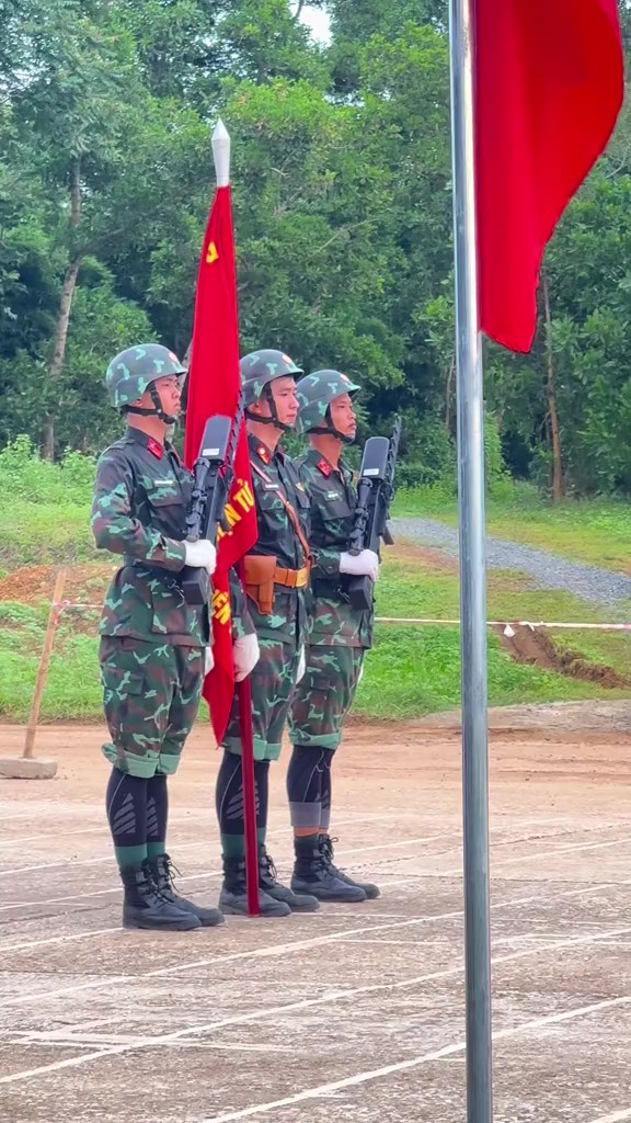 Thượng uý Lê Hoàng Hiệp bất ngờ xuất hiện bên cạnh dàn sao, khiến top 1 trai đẹp Huỳnh Anh - Bình An 