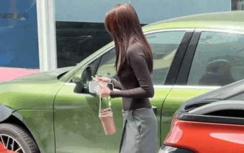 Vợ Anh Đức suýt bị xe đụng, biểu cảm liếc xéo sau đó thổi bùng tranh cãi!- Ảnh 1.