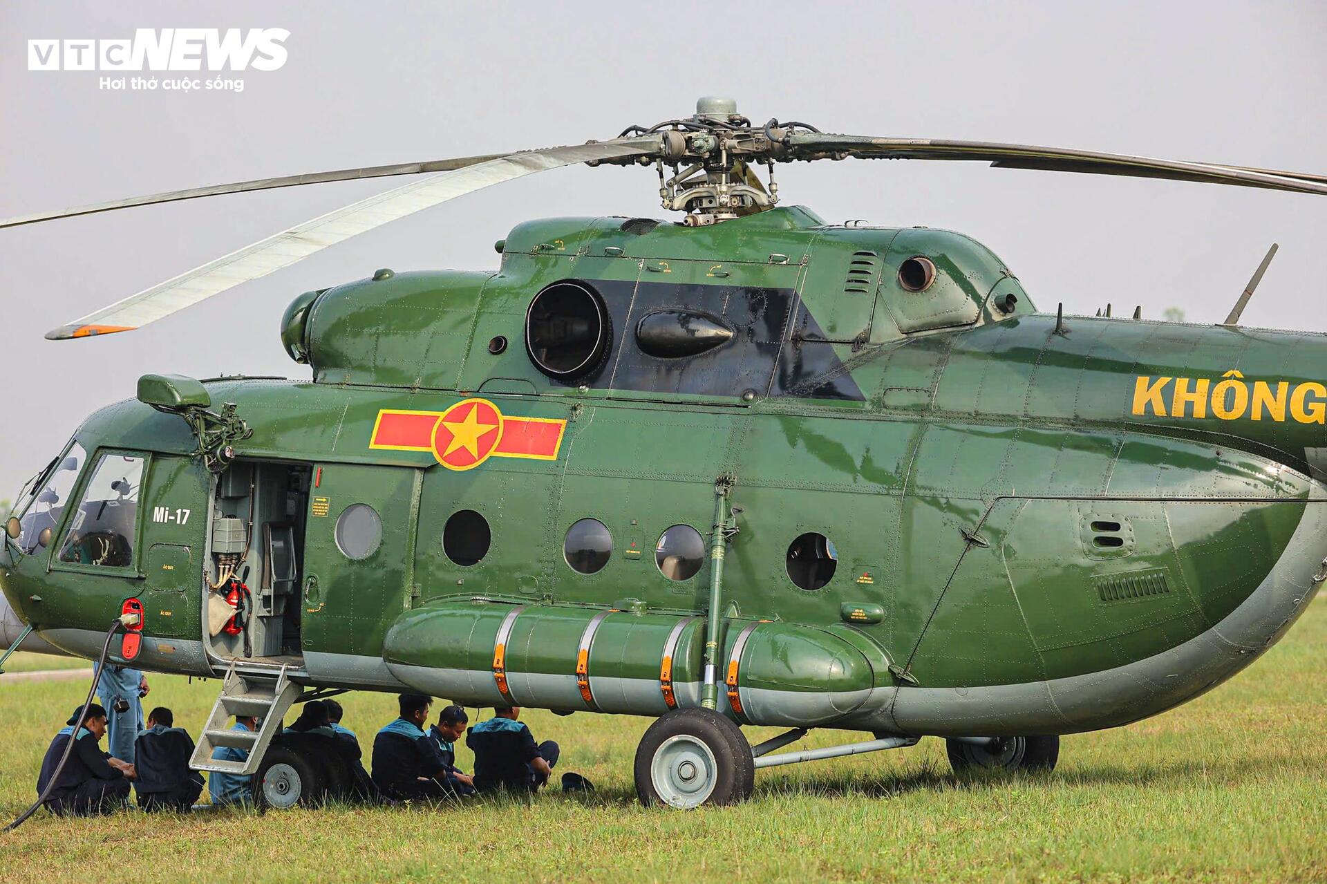 Phi đội trực thăng Mi-8, Mi-17 rèn đội hình trên không, sẵn sàng cho đại lễ 2/9- Ảnh 4.