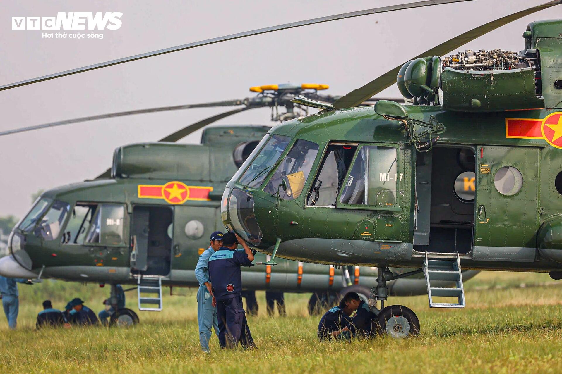 Phi đội trực thăng Mi-8, Mi-17 rèn đội hình trên không, sẵn sàng cho đại lễ 2/9- Ảnh 2.