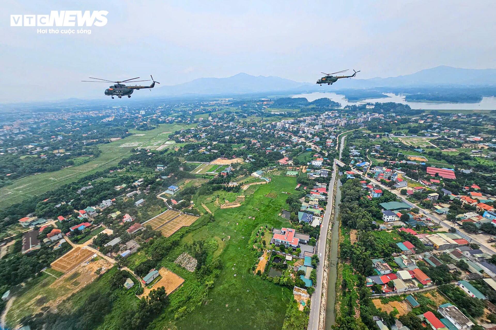Phi đội trực thăng Mi-8, Mi-17 rèn đội hình trên không, sẵn sàng cho đại lễ 2/9- Ảnh 12.