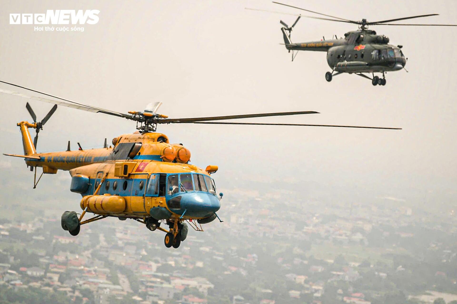 Phi đội trực thăng Mi-8, Mi-17 rèn đội hình trên không, sẵn sàng cho đại lễ 2/9- Ảnh 8.