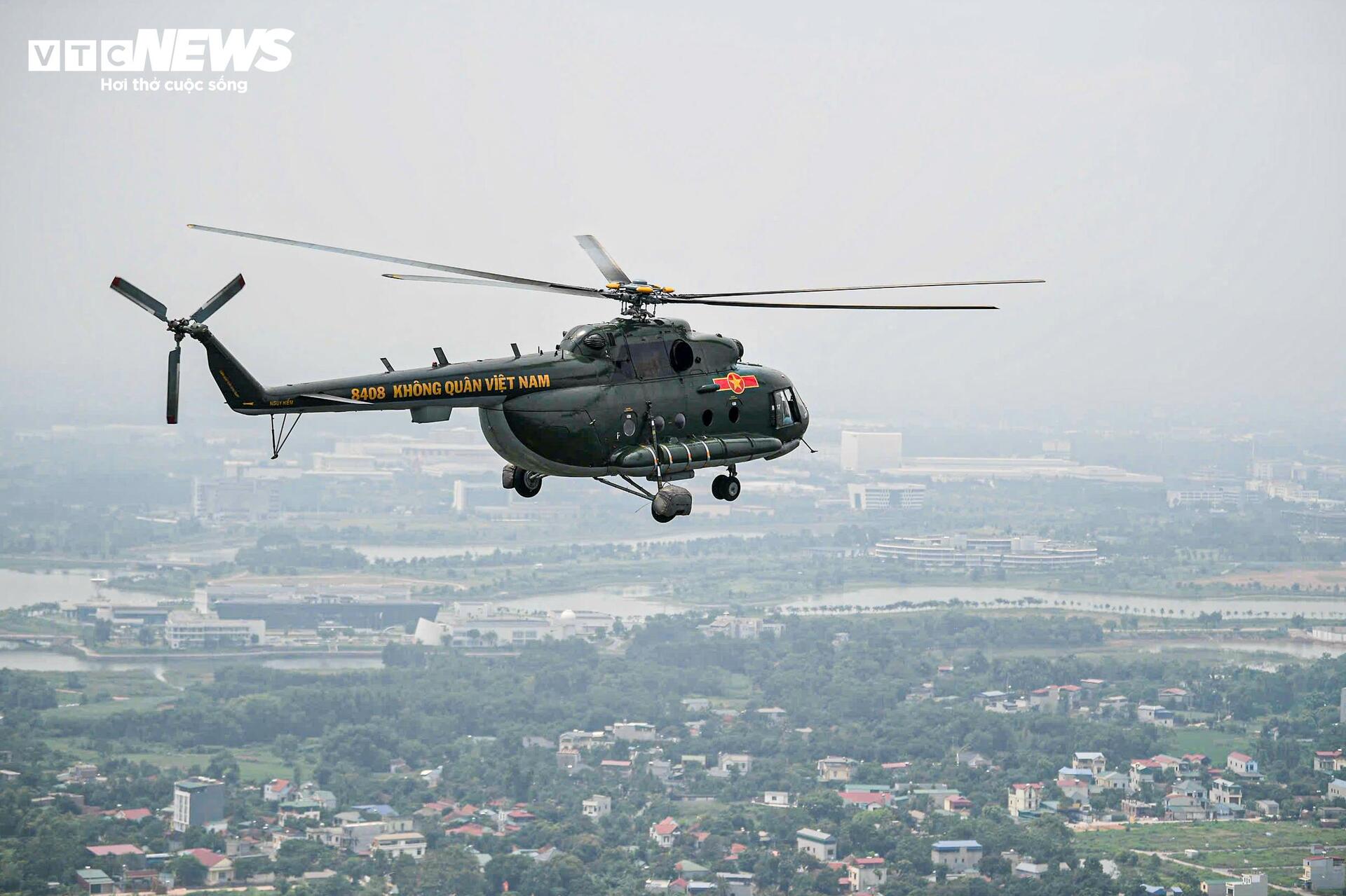 Phi đội trực thăng Mi-8, Mi-17 rèn đội hình trên không, sẵn sàng cho đại lễ 2/9- Ảnh 11.