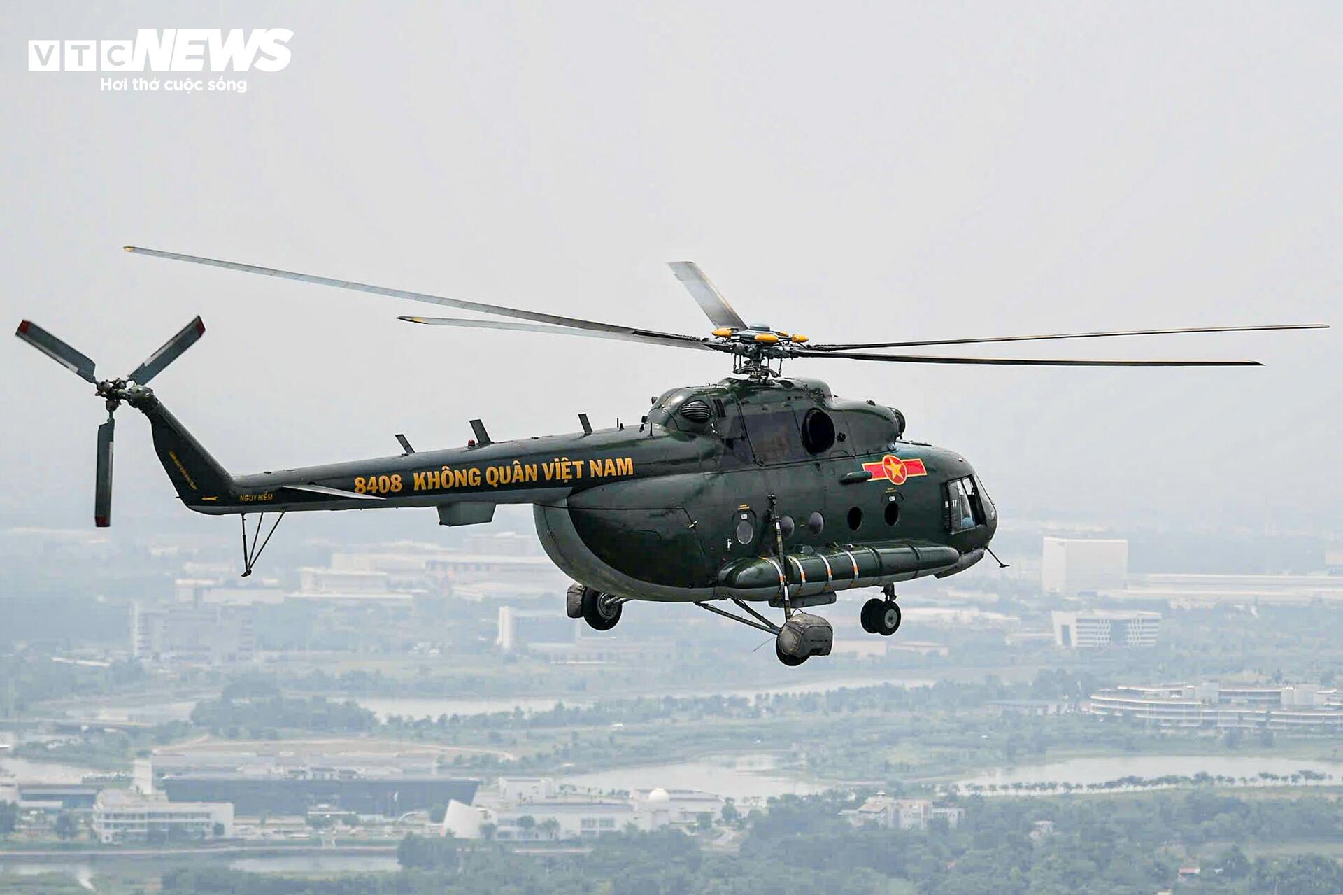 Phi đội trực thăng Mi-8, Mi-17 rèn đội hình trên không, sẵn sàng cho đại lễ 2/9- Ảnh 9.