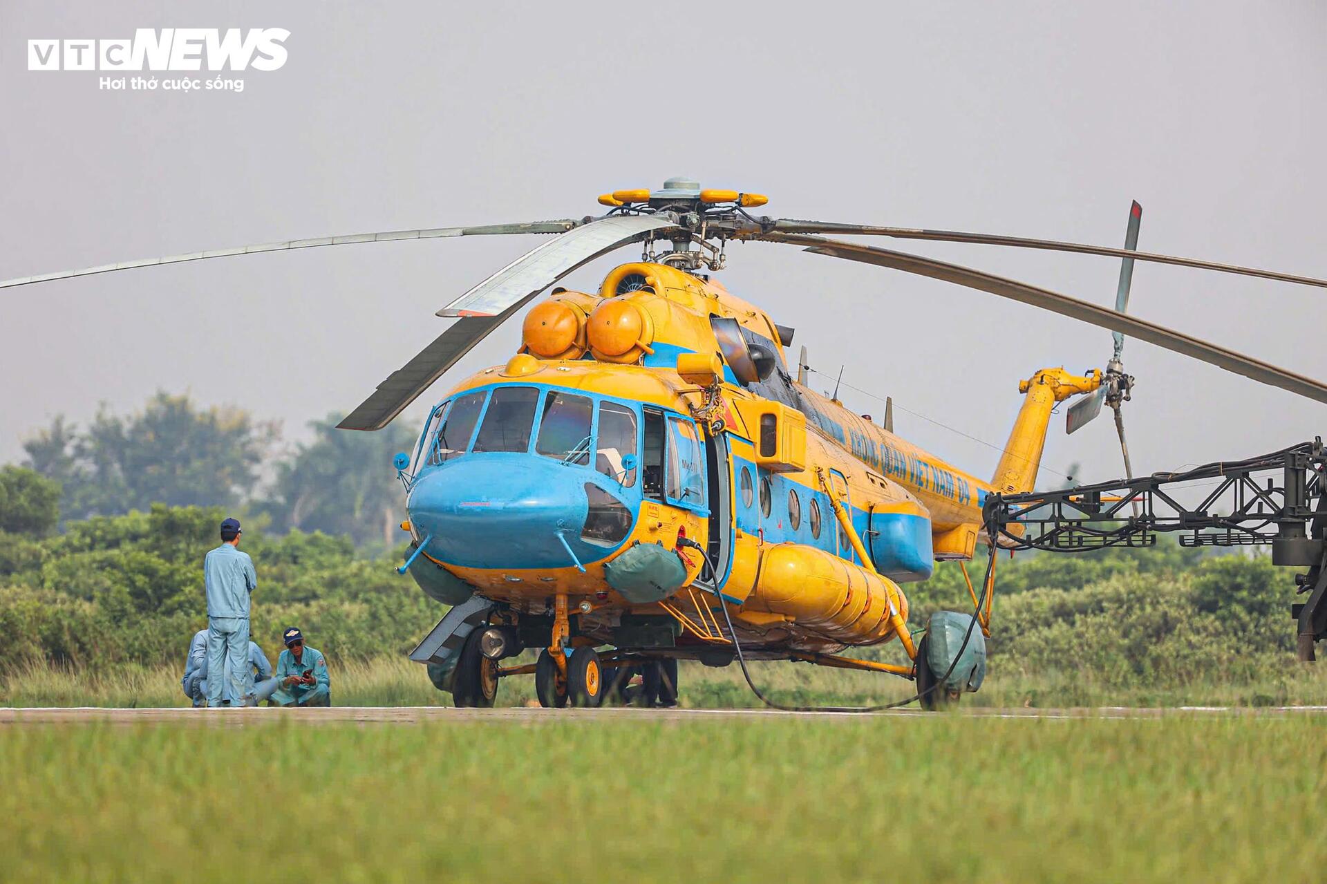 Phi đội trực thăng Mi-8, Mi-17 rèn đội hình trên không, sẵn sàng cho đại lễ 2/9- Ảnh 3.