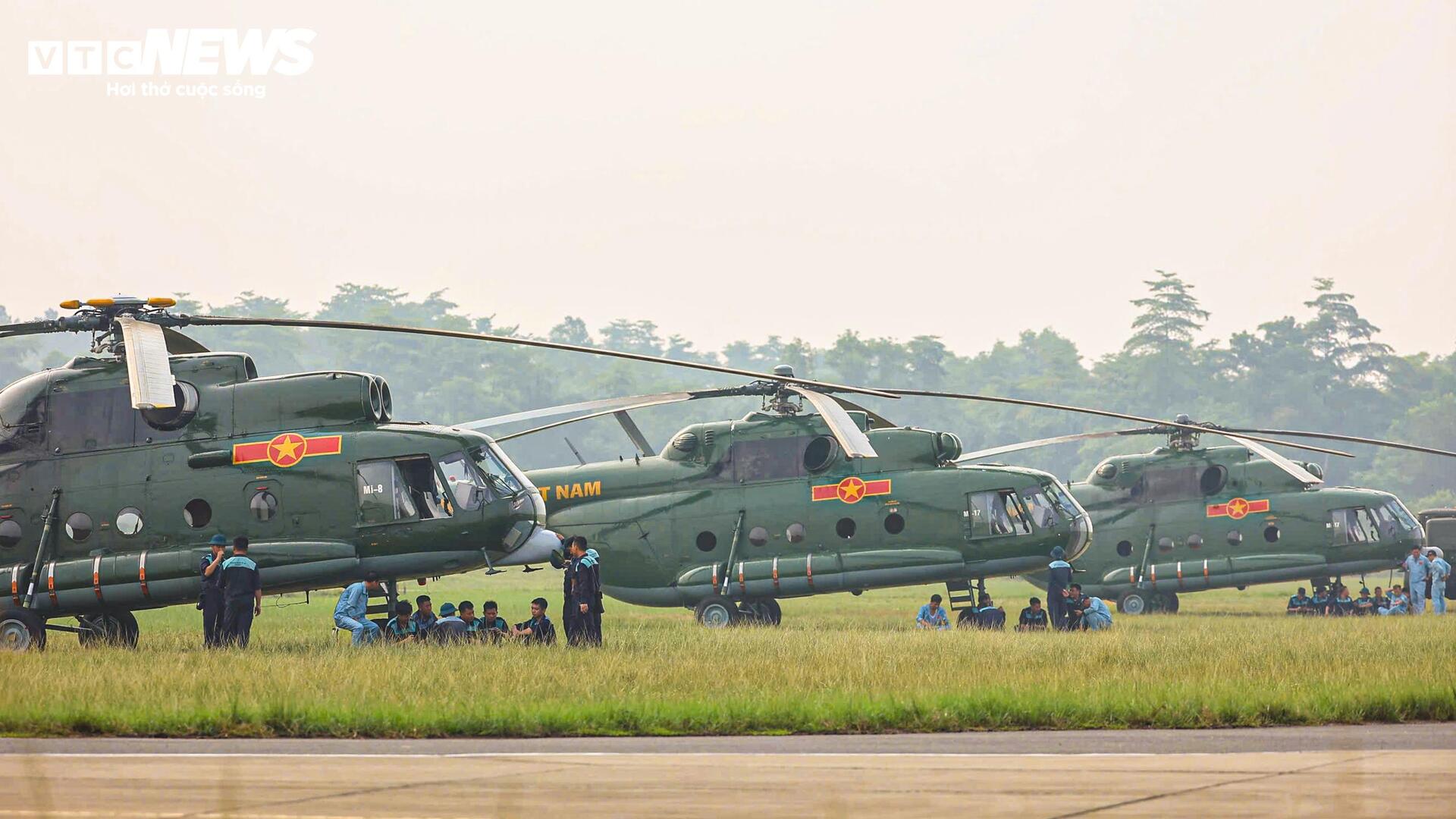 Phi đội trực thăng Mi-8, Mi-17 rèn đội hình trên không, sẵn sàng cho đại lễ 2/9- Ảnh 1.