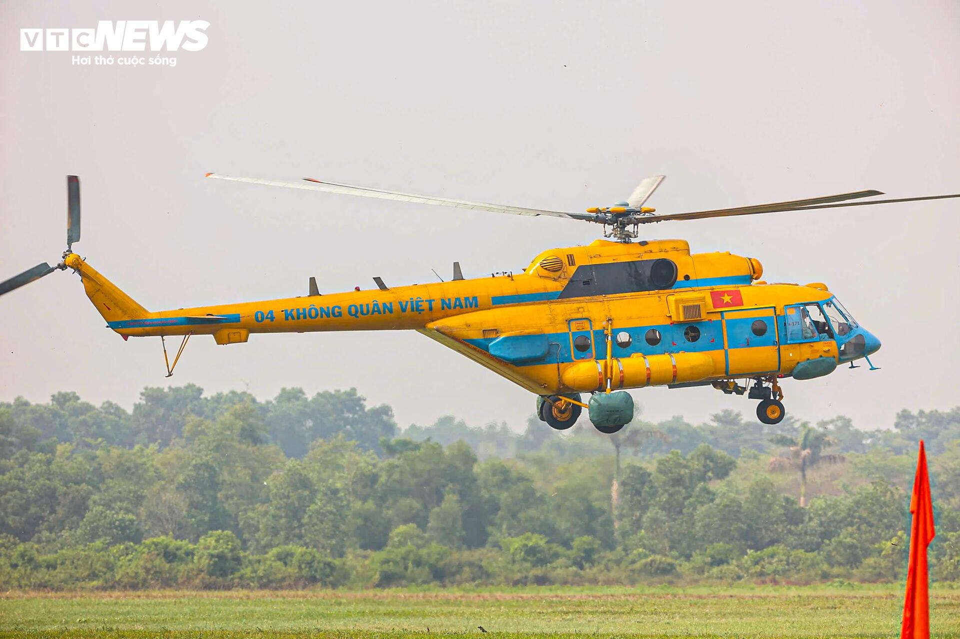 Phi đội trực thăng Mi-8, Mi-17 rèn đội hình trên không, sẵn sàng cho đại lễ 2/9- Ảnh 7.