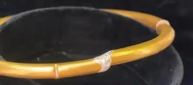 Người phụ nữ chi 45 triệu đồng mua vòng vàng tại tiệm nổi tiếng, lúc cần bán phát hiện bên trong là bạc, chủ tiệm khẳng định: Chúng tôi không bán mặt hàng này- Ảnh 1.