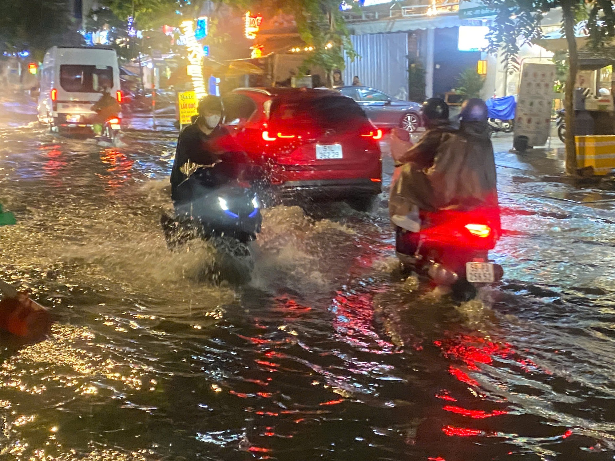 Cận cảnh ngập ở một số tuyến đường tại TP HCM, người dân tất bật dọn dẹp- Ảnh 6. Cận cảnh ngập ở một số tuyến đường tại TP HCM, người dân tất bật dọn dẹp- Ảnh 6.